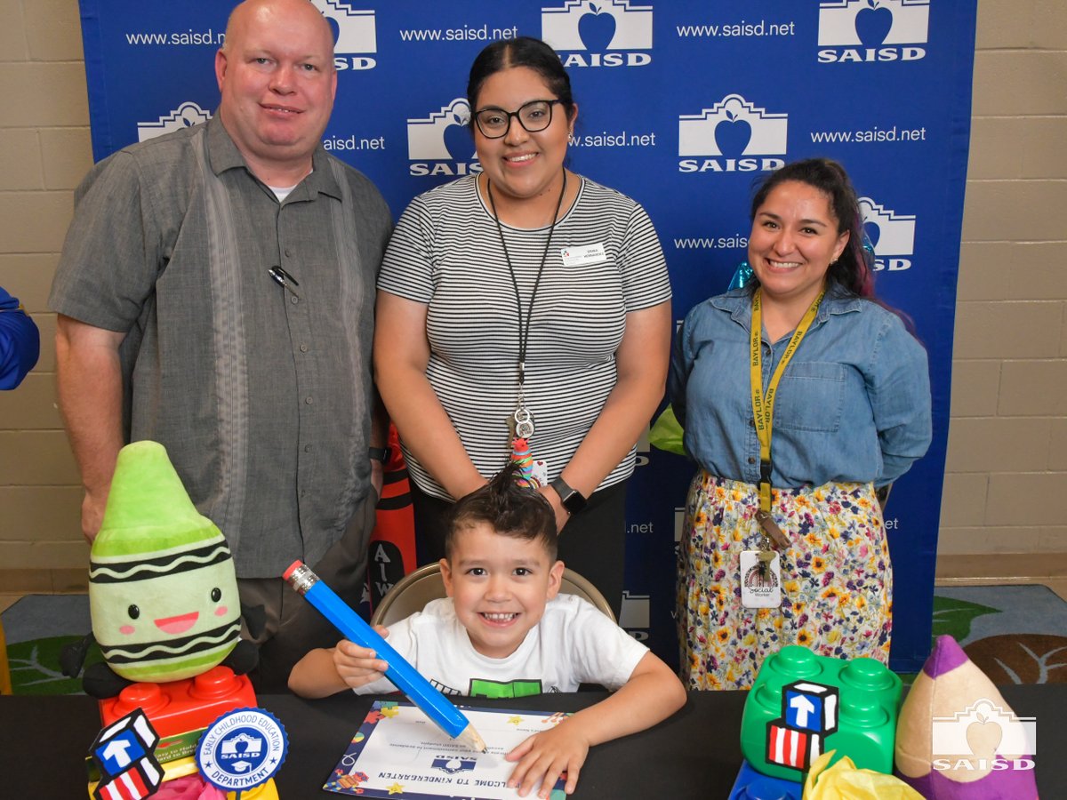SAISD's tweet photo. Our students at @SAISDNelson had so much fun signing their commitments to kindergarten next year. 
Nuestros estudiantes de Nelson ECEC se divirtieron al inscribirse para kínder el año que entra. 
➡️ See our next events/Vea nuestros siguientes eventos: https://t.co/qVEURHWPrp https://t.co/looeoXQAAM