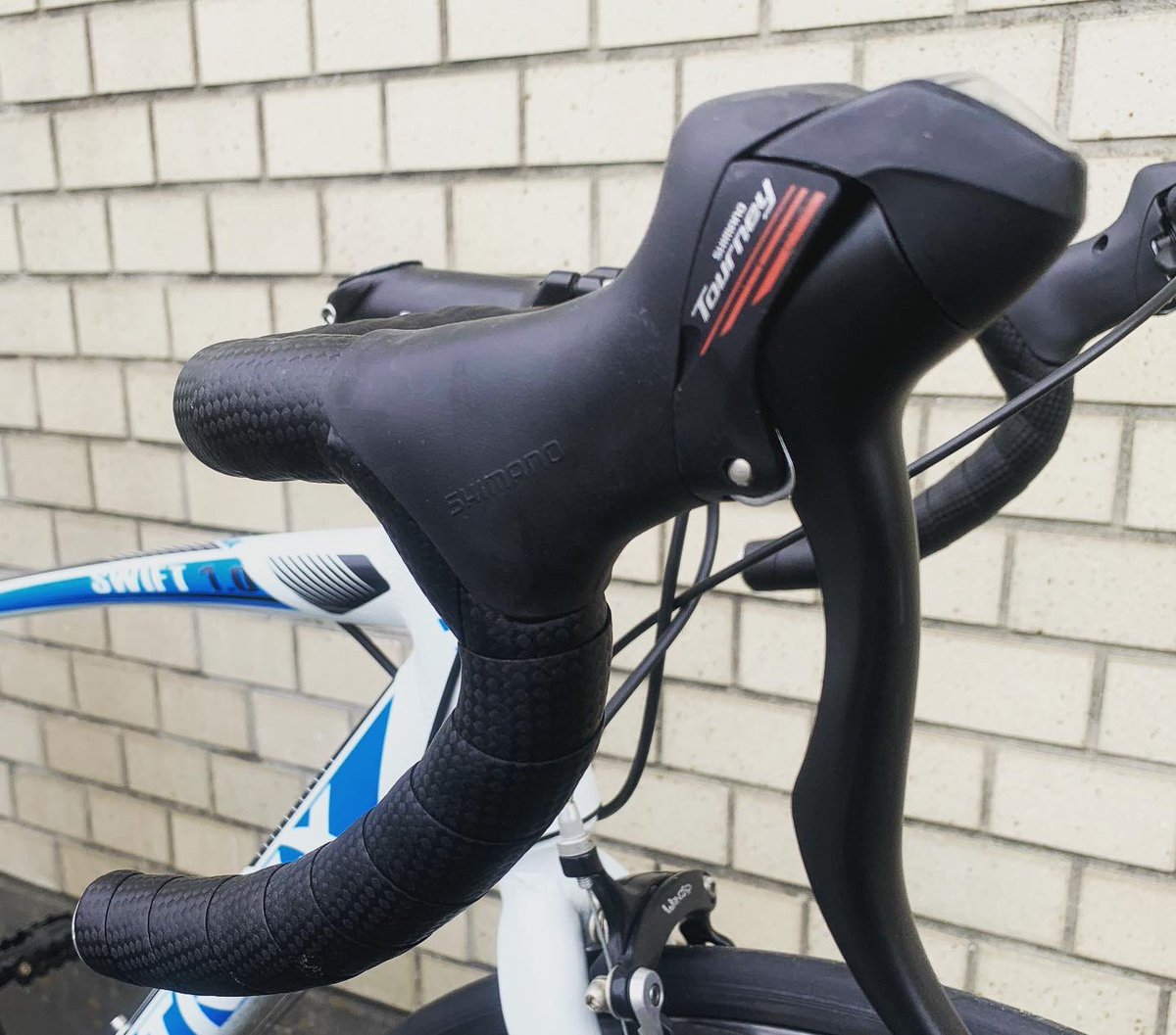WONDER_WALL1106's tweet photo. TRINX「SWIFT1.0」48サイズの走行距離少中古車が入荷✨
シマノTourney2x7段装備、ロード入門車としてうってつけの1台です👍🚴🏻
各所調整、洗車済み、お早目にどうぞ！
#リユースショップワンダーウォール #ロードバイク #trinx #trinxbike #中古自転車 https://t.co/zmD7ZQo3xI