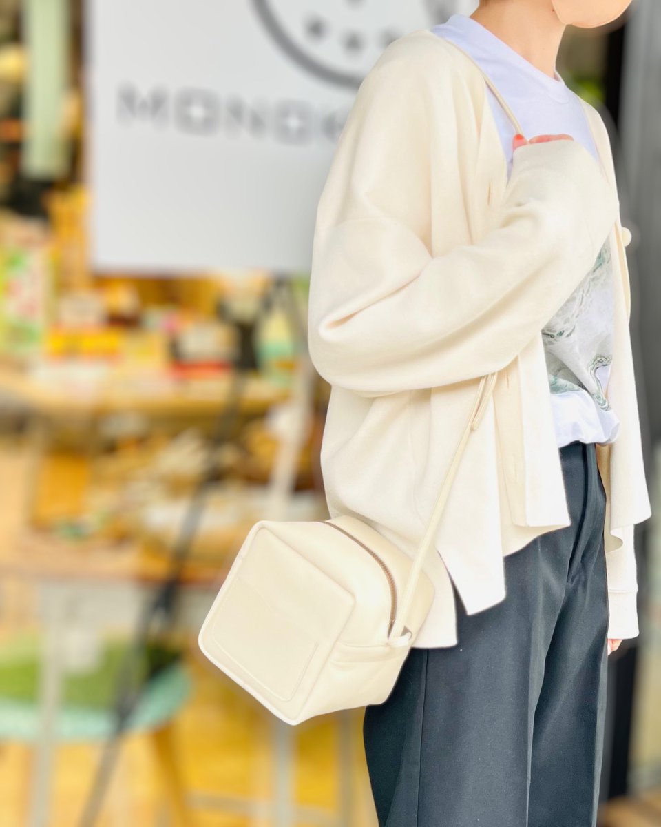 MONOKOKORO1's tweet photo. 本日5/14(日)は母の日🌷
ちょっとリッチなギフトにキューブ型のバッグはいかがでしょうか。大きなバッグを作ったときに出る革のパーツや、制作の関係で在庫になった新品の革をアップサイクルし、生まれ変わった2wayバッグ。
その数には限りがあり、一期一会の出会いを大切にした物作りが感じられます。 https://t.co/r4TOWocstP