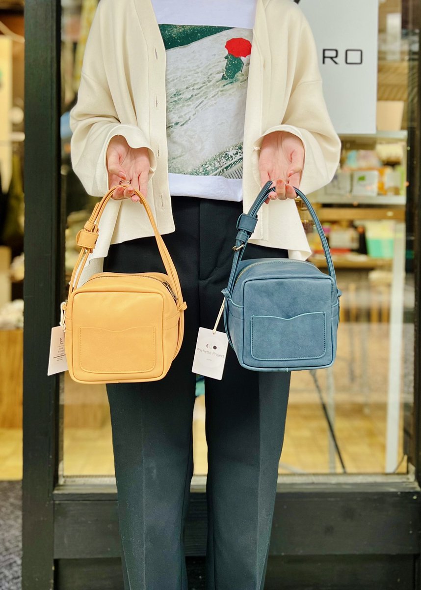 MONOKOKORO1's tweet photo. 本日5/14(日)は母の日🌷
ちょっとリッチなギフトにキューブ型のバッグはいかがでしょうか。大きなバッグを作ったときに出る革のパーツや、制作の関係で在庫になった新品の革をアップサイクルし、生まれ変わった2wayバッグ。
その数には限りがあり、一期一会の出会いを大切にした物作りが感じられます。 https://t.co/r4TOWocstP