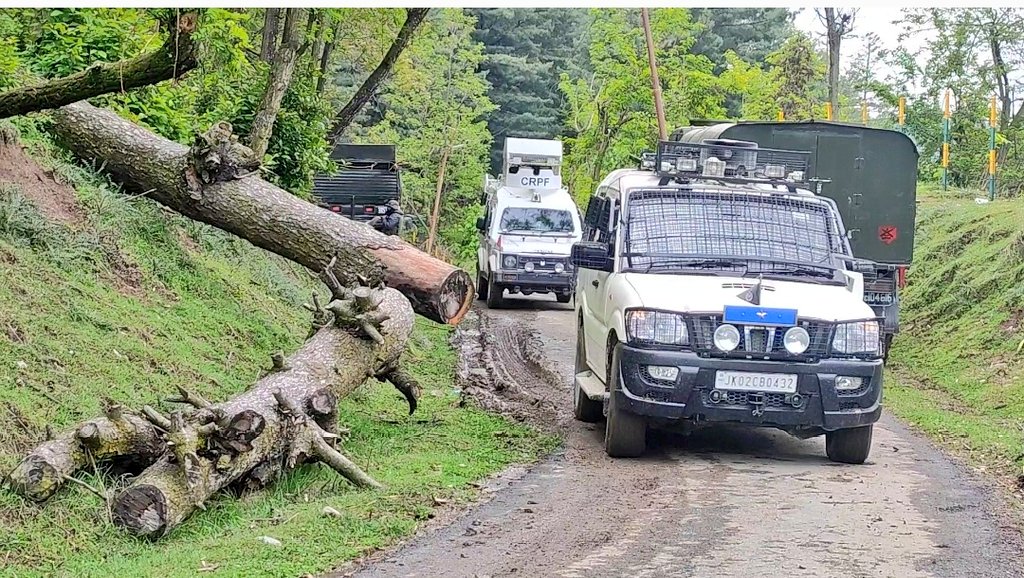 rohil_bashir's tweet photo. #In_Pics
Reporting from ground zero
Hideout busted by security forces during an encounter with militants in Anderwan_Kokernag forests of #South_Kashmir's #anantnag district, massive search operation on to trace out hiding militants. @SudarshanNewsTV https://t.co/BLdJgS8Ka9