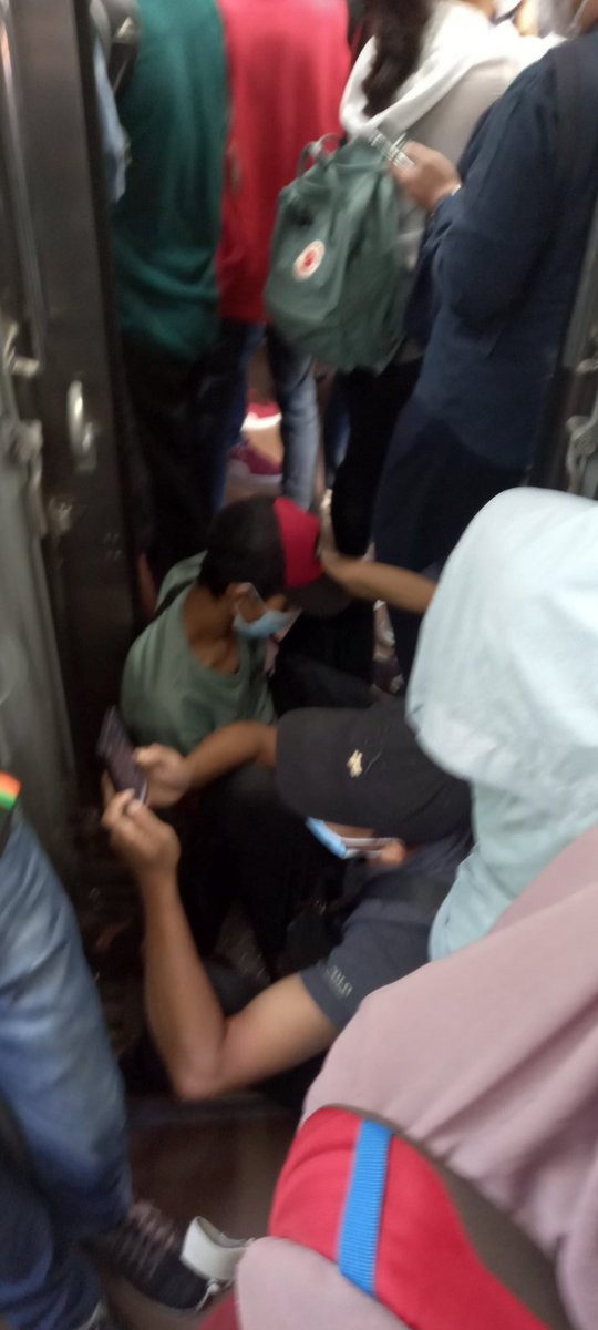 daderesky's tweet photo. Jumat pagi berangkat kantor, masih ada orang duduk2 di lantai Commuter gini jurusan tanah abang dr serpong/parung panjang yg jelas meresahkan 👎 @CommuterLine https://t.co/OImMXn2Go7