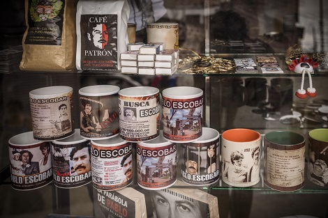 MariaPa79949188's tweet photo. Because of this, narco-tourism has been strengthened: Napoles Farm, Pablo Escobar items, even his tomb. It brings also prostitution and drug consumption. As Colombians, many are offended by this image. However, because the economic situation, they have no choice. https://t.co/XIv76eWSVx