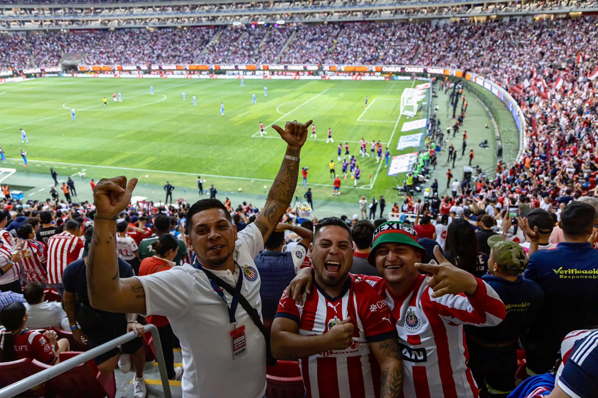 Chivas's tweet photo. 🔥🇫🇷 ¡QUE HIERVA EL AKRON! 🔥🇫🇷

Tengo los últimos pases dobles para mañana y los regalaré en esta dinámica 😮‍💨 

1️⃣ Da RT
2️⃣ Sube tu mejor video apoyando al Rebaño en el Estadio.
3️⃣ Agrega el HT #ADarLaVuelta 👊 https://t.co/VqnyBLqnBz