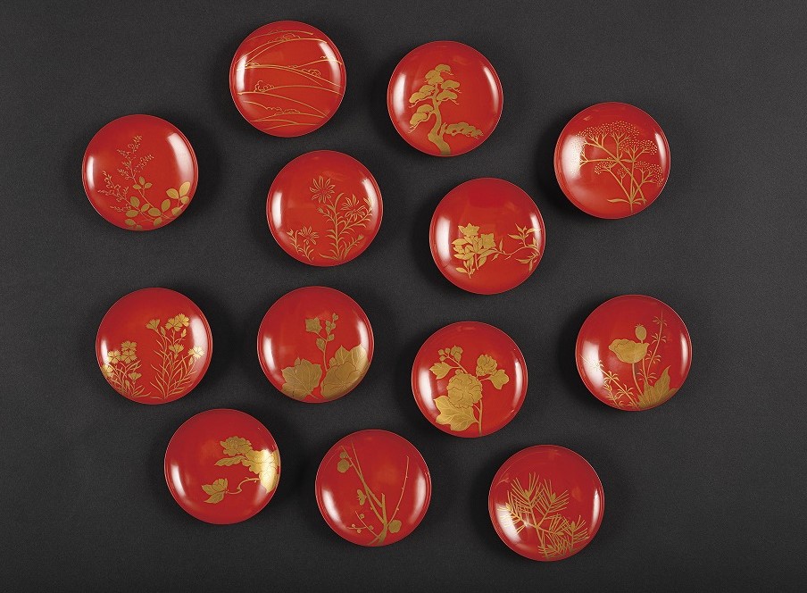 ＼ #大蒔絵展 #徳川美術館 ／

明日5月15日は #京都 #葵祭 「路頭の儀」

もとは「賀茂祭」、江戸幕府の支援などで再興され、葵の葉を飾るようになり「葵祭」となったそう

大蒔絵展には「葵」にまつわる作品･･･たくさんあります！

国宝《初音蒔絵調度》
尾形光琳作《水葵蒔絵螺鈿硯箱》　など