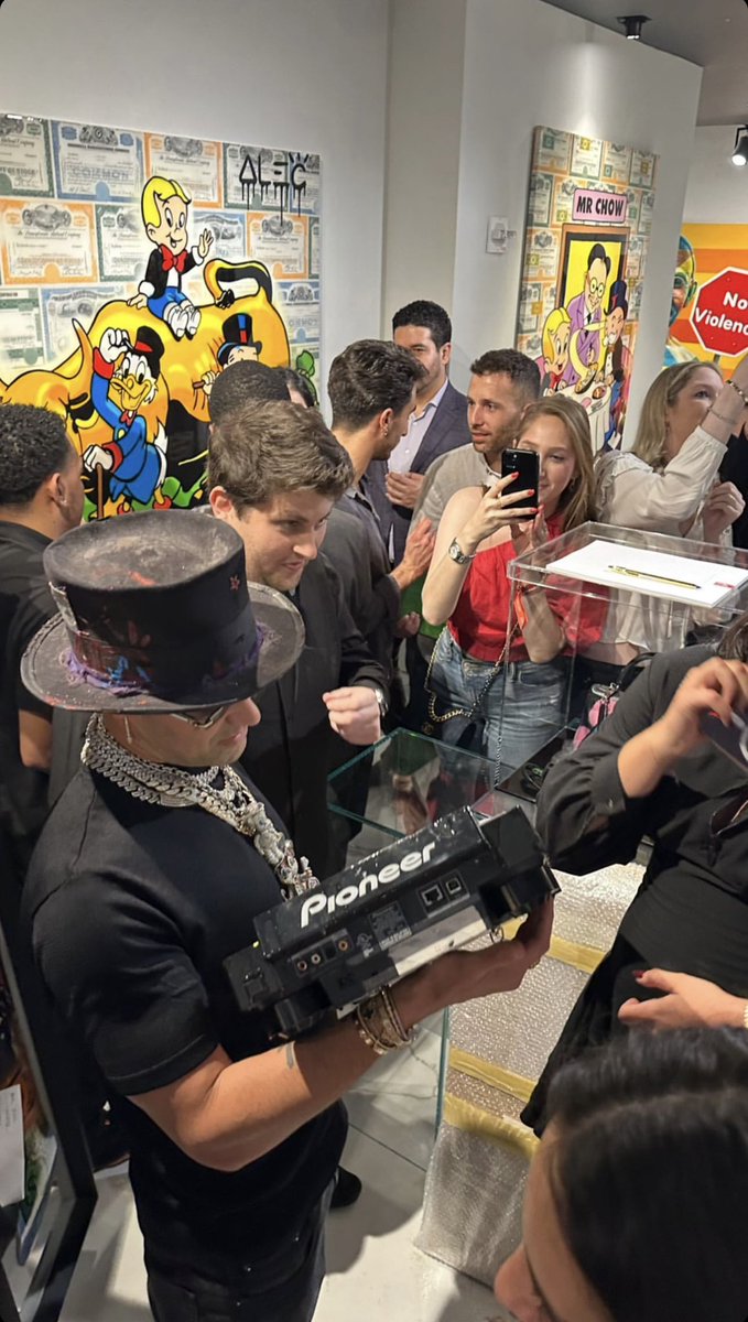 ragstorichienft's tweet photo. @alecmonopoly pushing the boundaries of the art. 🖼️ 🎨 #ragstorichie #alecmonopoly #nfts #art #edengallery https://t.co/bhE5XwMwxQ