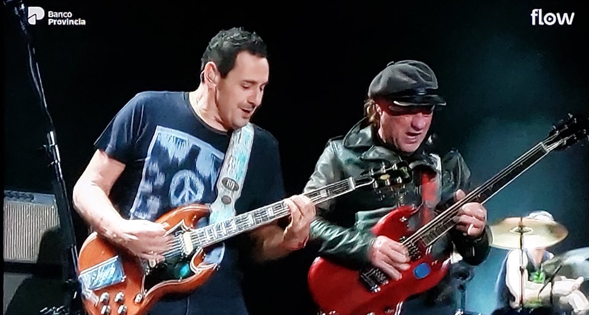 crisstianrnr's tweet photo. Cuidado puede que tu celular no resista tanta historia y rocanrol al abrir está foto. 
Chizzo La Renga Mollo Divididos 

Que barata que salió la entrada a este show. https://t.co/3ADervQnDJ