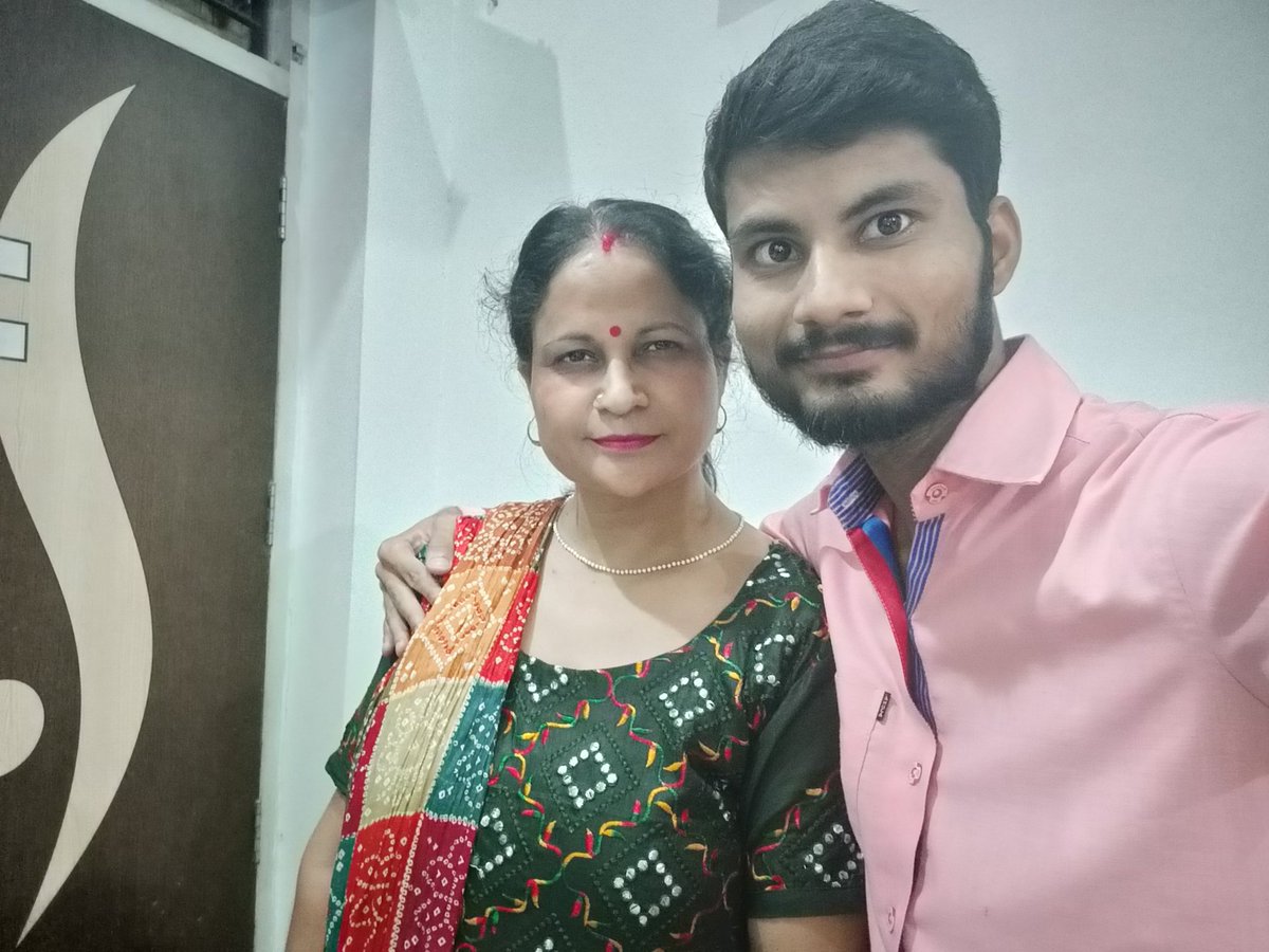 घिस –घिस कर घाव भरने वाली नीम की छाल है माँ,
टूट जाती फिर भी फिर भी फल पकाती वो डाल है माँ..❤️👏

#MothersDay2023
#मातृदिवस