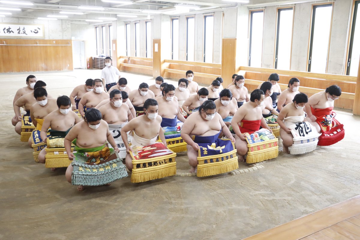 sumokyokai's tweet photo. ＜初日の様子＞
三月場所新序出世披露参加力士の集合写真とリハーサルの様子。

#sumo #相撲 #五月場所 https://t.co/4UciFK4VN4