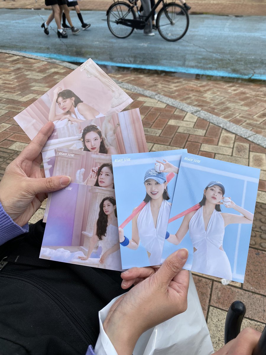 ayano515's tweet photo. TWICE グッズ交換

【ランダムトレーディングカード】

譲→写真のもの
求→ツウィかミナ
一枚でも可能です。
ペンライトASブース付近にいます。

 #TWICE_5TH_WORLD_TOUR_JAPAN 
 #TWICEグッズ交換 
#グッズ交換 https://t.co/hpz495CXbc
