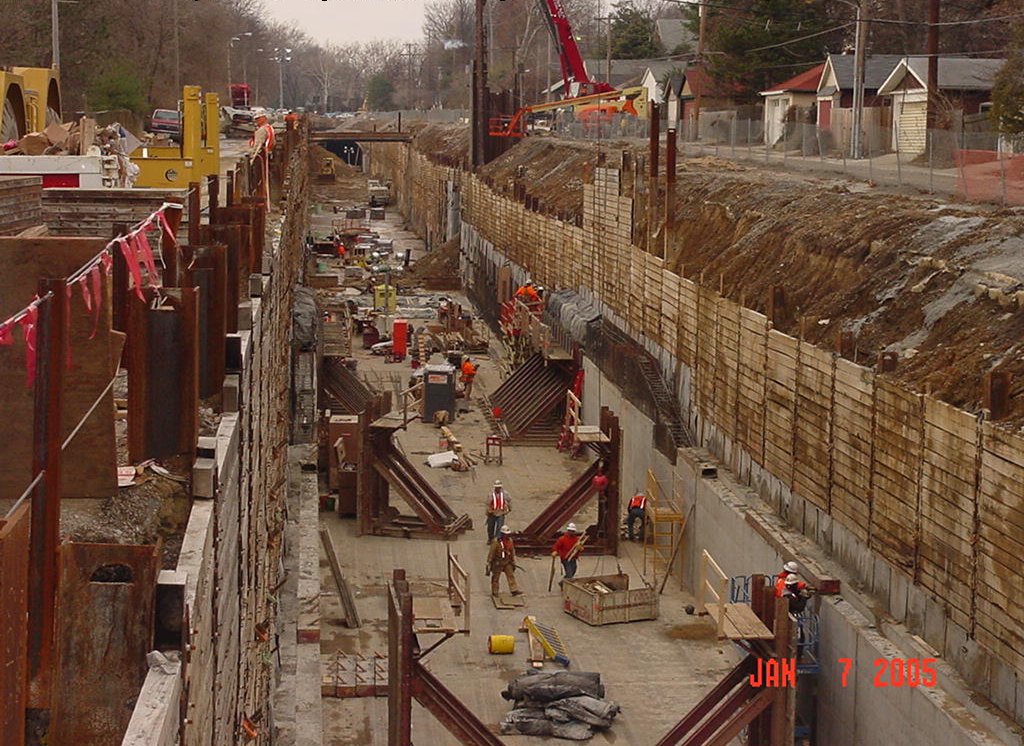 rustbeltenjoyer's tweet photo. I found these really cool St Louis Metrolink construction photos and have been looking for an excuse to post them. 

I have provided some context about them in the alt text and even more down below in a rambley thread. 👇👇👇

(1/?) https://t.co/E5dzKC03Md
