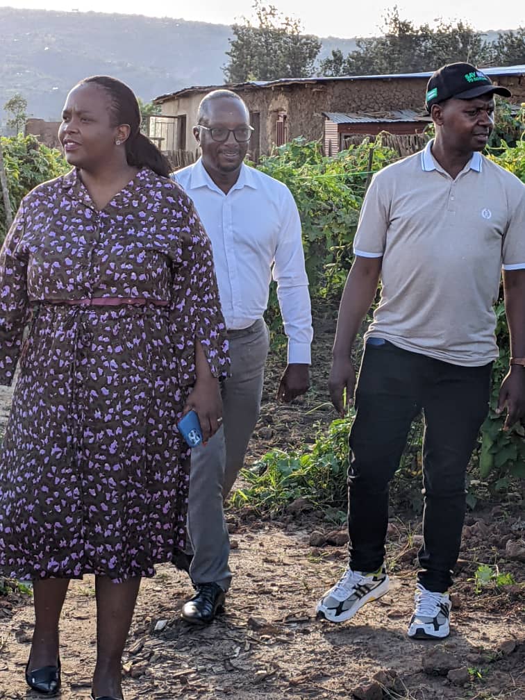 icyangwerwanda's tweet photo. we are honored by the visit of the Hon. CEO of @RDBrwanda to our loofah plantation in @Nyarugenge. 
It is a recognition of our efforts and achievements in the #CircularEconomy for the production of #EcoFriendly, #ZeroWaste products. @pipadecuir @victornkindi @RusikaSEmmanuel https://t.co/EVR5HyiiLM