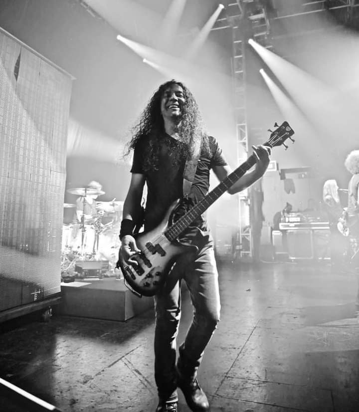 I d like to wish a happy 57th birthday to Mike Inez, bassist for Alice In Chains! 