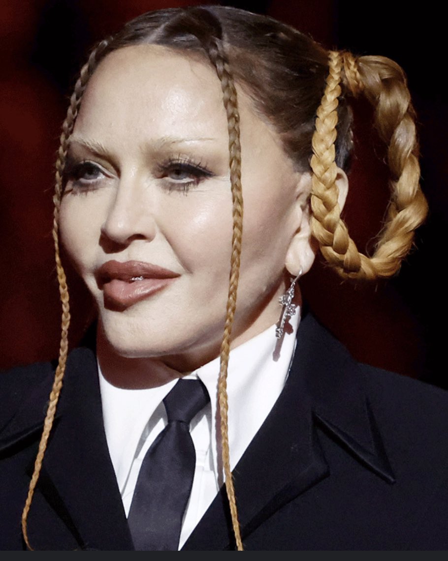 Amelia Bee 🌹 tweet media