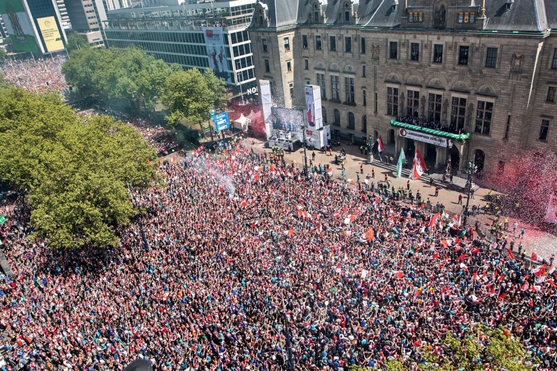 sander_croese's tweet photo. Zijn dit de beelden die we maandag as ook kunnen verwachten op de #coolsingel om het #kampioenschap samen met de selectie van #Feyenoord te vieren? #Kampioenskoorts #kampioen #feygae #ikbenerbij #grootfeest #rotterdam @SanRotterdam https://t.co/vJsFWfDC5M