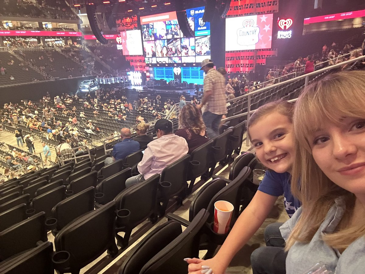 maddgracie's tweet photo. my little sister and #iHeartCountry2023 🫶🏻🤠 https://t.co/5K9c8hXNoz