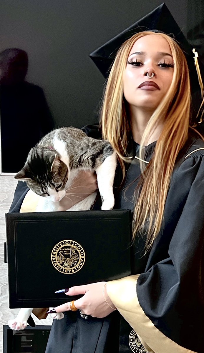 CosmoLife8's tweet photo. Just a single mom, working hard for her baby. 🐱 #graduate #CUDenverGrad https://t.co/KgHb1T7Kcq