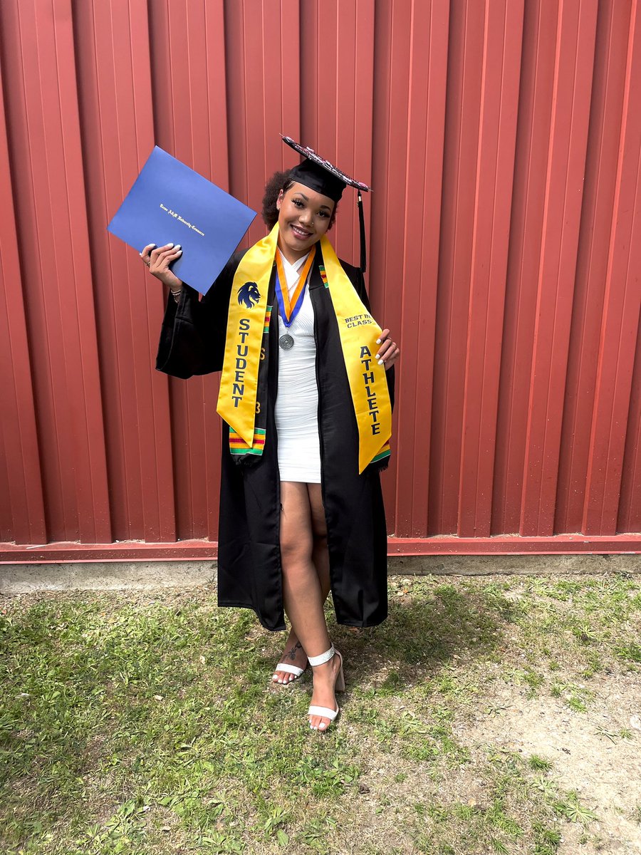 zariacollins_'s tweet photo. it's official... DEGREED &amp; BLESSED 
✅MAGNA CUM LAUDE 
Zaria D. Collins, B.S. Psychology 🤓🍾 https://t.co/RrG4TN66r9