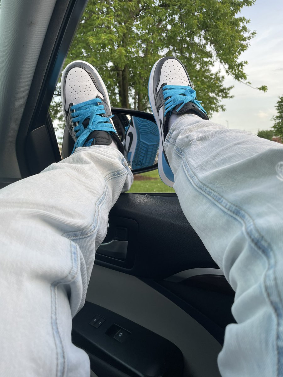 kuan89's tweet photo. Chillin wit the feet hangin out the window https://t.co/5aPPlYskwQ