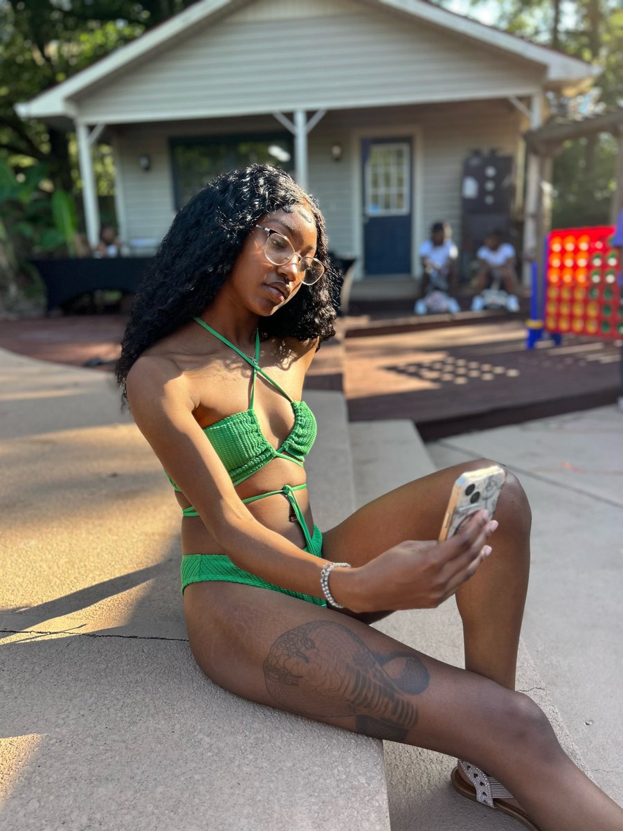iamrobinsonn's tweet photo. it’s hot outside??💚 https://t.co/QA0meccx5w