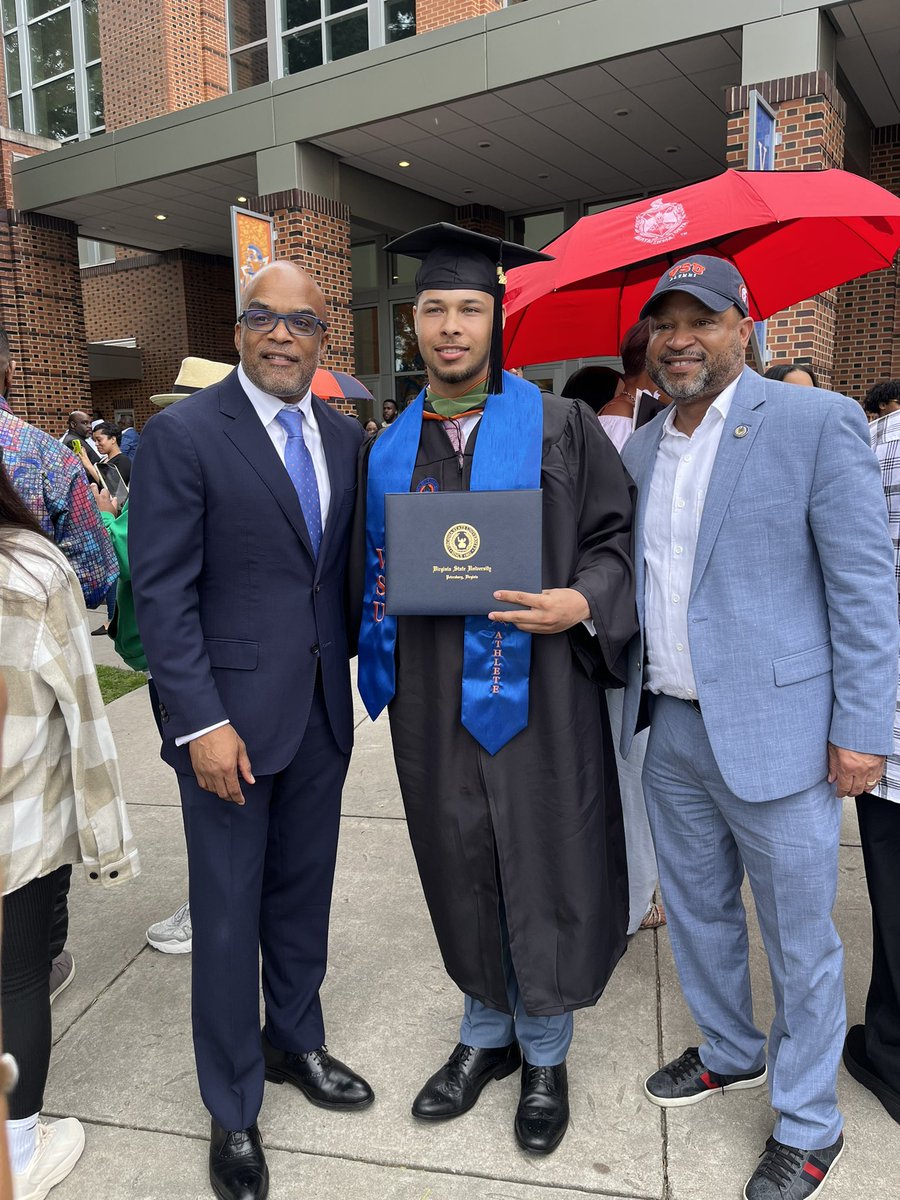 sandydavispics's tweet photo. My graduate❤️. We love our president 🧡💙. Greater happens here!!  @jdonefour @makolaabdullah https://t.co/Nh29x4Z7Z0