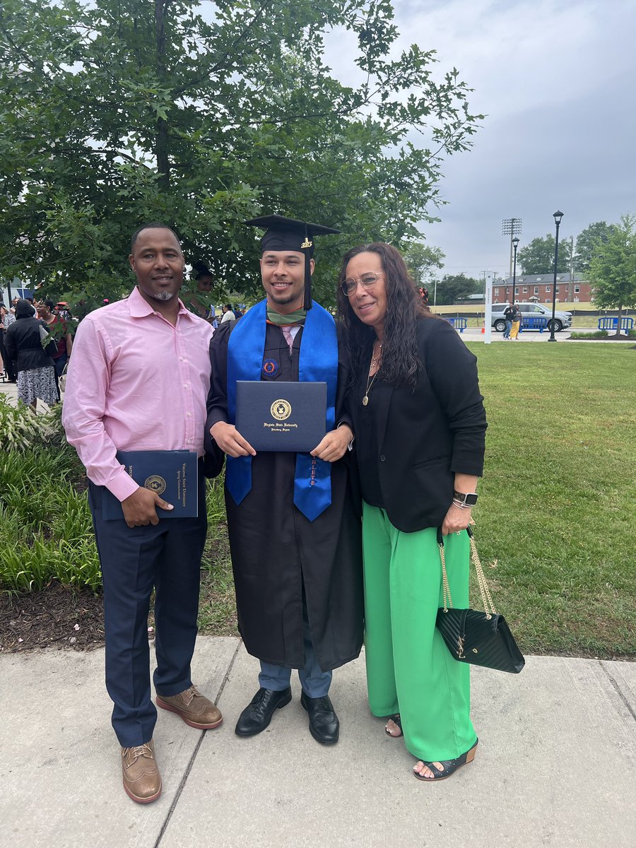 sandydavispics's tweet photo. My graduate❤️. We love our president 🧡💙. Greater happens here!!  @jdonefour @makolaabdullah https://t.co/Nh29x4Z7Z0