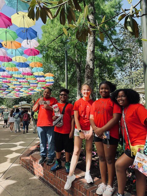 RosePark_Band's tweet photo. The Rose Park Band Dollywood Trip is in the books! Beautiful weather and a visit from Dolly Parton herself made for memorable day! #workhardplayhard @roseparktitans @MMUNashville https://t.co/v04y4WU76x