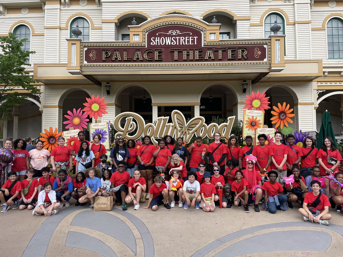 RosePark_Band's tweet photo. The Rose Park Band Dollywood Trip is in the books! Beautiful weather and a visit from Dolly Parton herself made for memorable day! #workhardplayhard @roseparktitans @MMUNashville https://t.co/v04y4WU76x