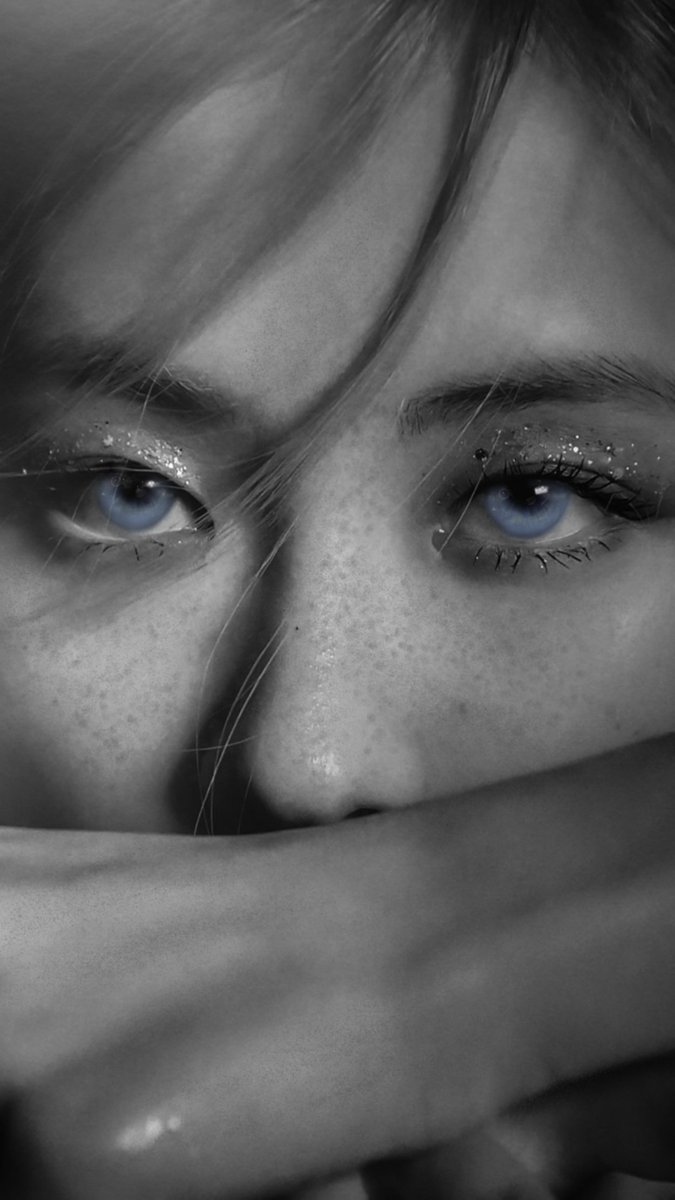 ⠀
          oceɑn blue eyes looking into yours
⠀