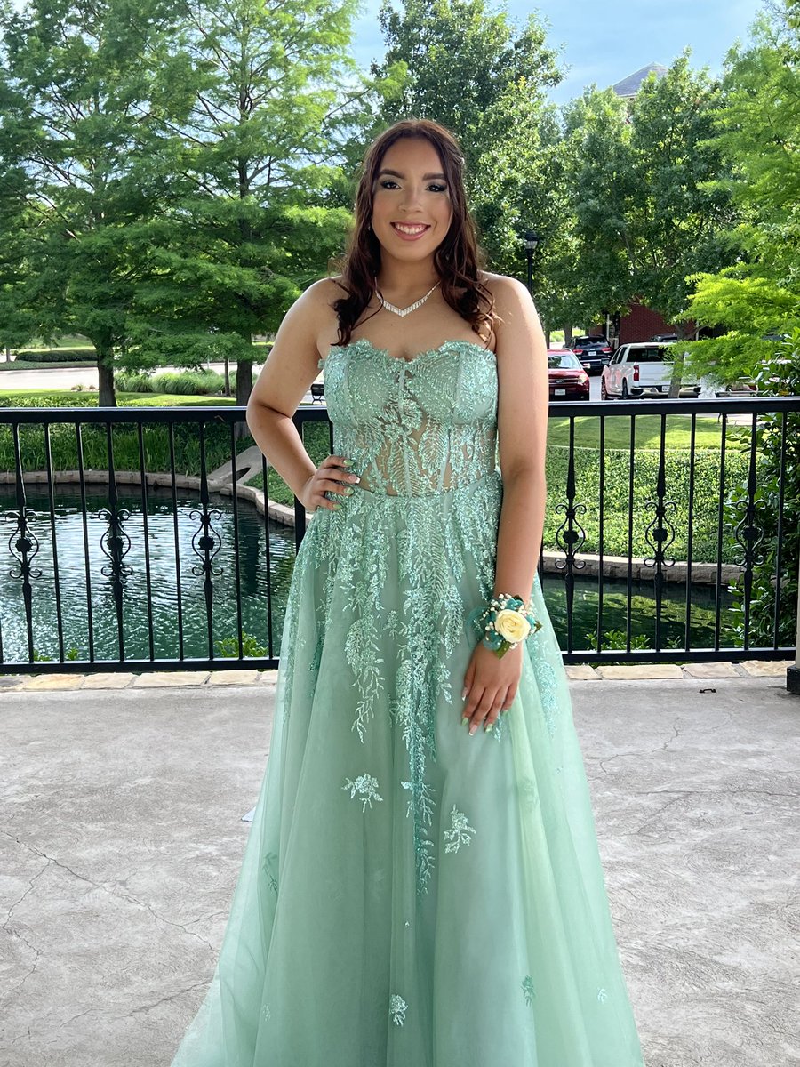 F_betancourt3's tweet image. Prom #dancingintheclouds