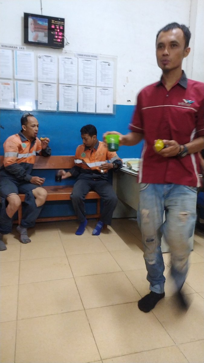 ndrey_Jak's tweet photo. Happy weekend...di kalender kami gak ada warna merah....😏

Semangat kerja
#breakfast 
#maintenance 
#palmoilmill
#wilmar https://t.co/hUmmvGbVp5