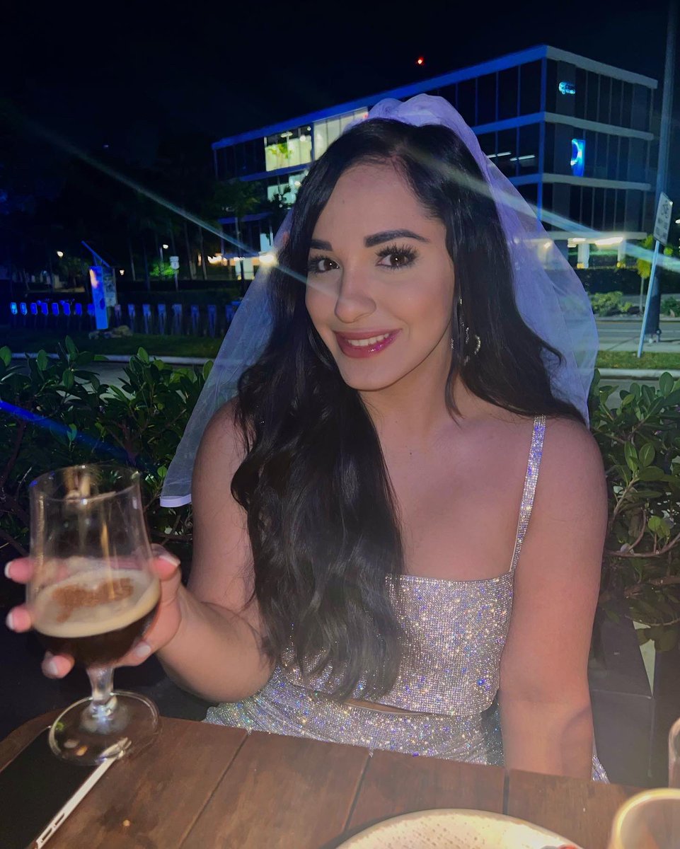 nallely_deleon's tweet photo. How the night started vs how it ended 😅😂 I was LIVING #miamibachelorette #2023bride #glitzandglam https://t.co/FDxqLvqc4e