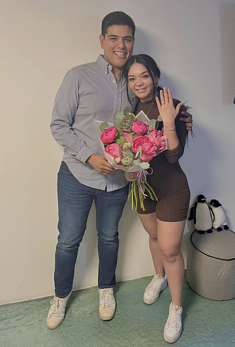 MariaBonitavr's tweet photo. Current mood: el amor más hermoso que he conocido me pidió matrimonio y le dije que SÍ. 

Yo solo iba a acariciar pingüinos 🥺🤍 https://t.co/3QzbE5Bb8e