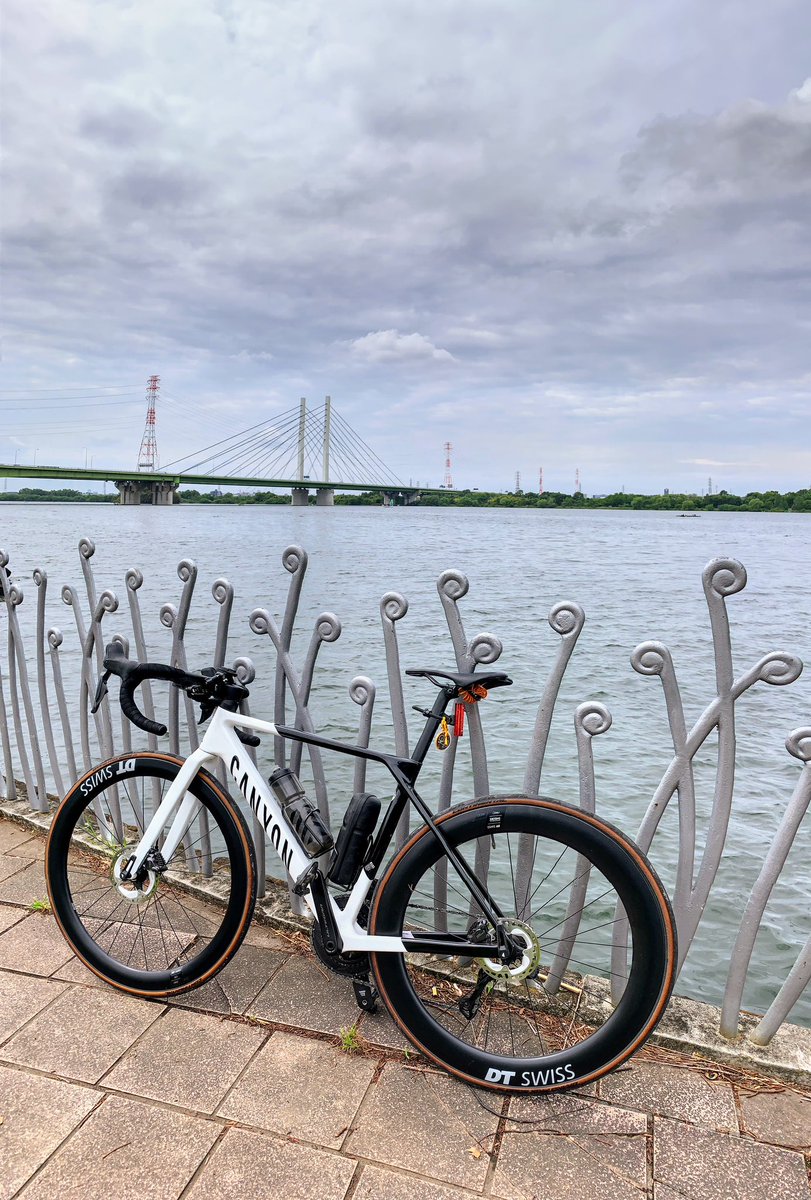 おはにょろ〜ございます〜🤗
荒川の路面は乾き始めてます🚴

南風強めで浪立つ彩湖

サイクリストもランナーも多そうな週末です
みなさまご安全に〜🎵
#イマソラ
#ロードバイクのある生活
#荒川CR
#mycanyon