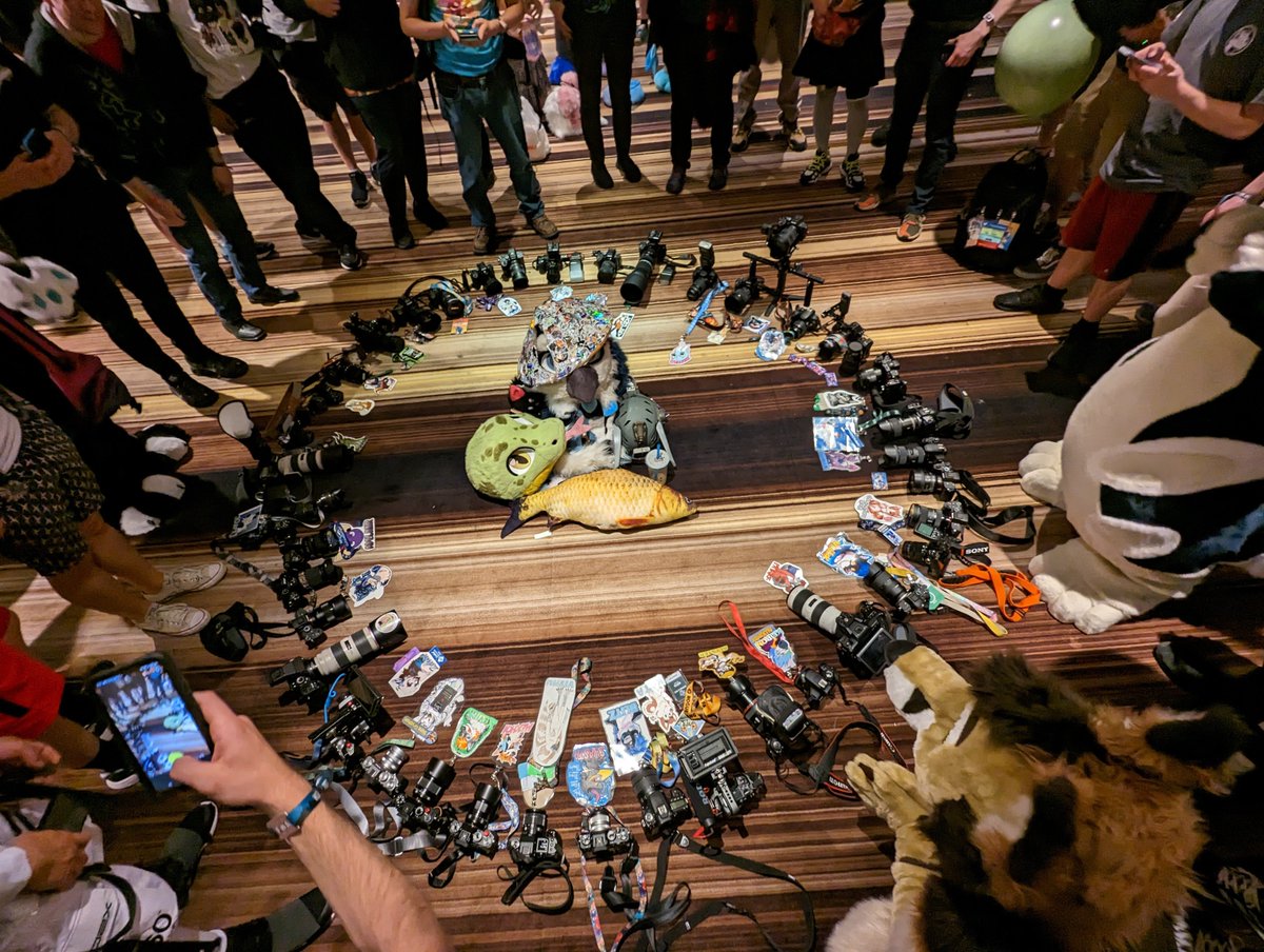 Final FWA camera circle photo!

Thank you to all the amazing photographers in our fandom for capturing fond memories for everyone!