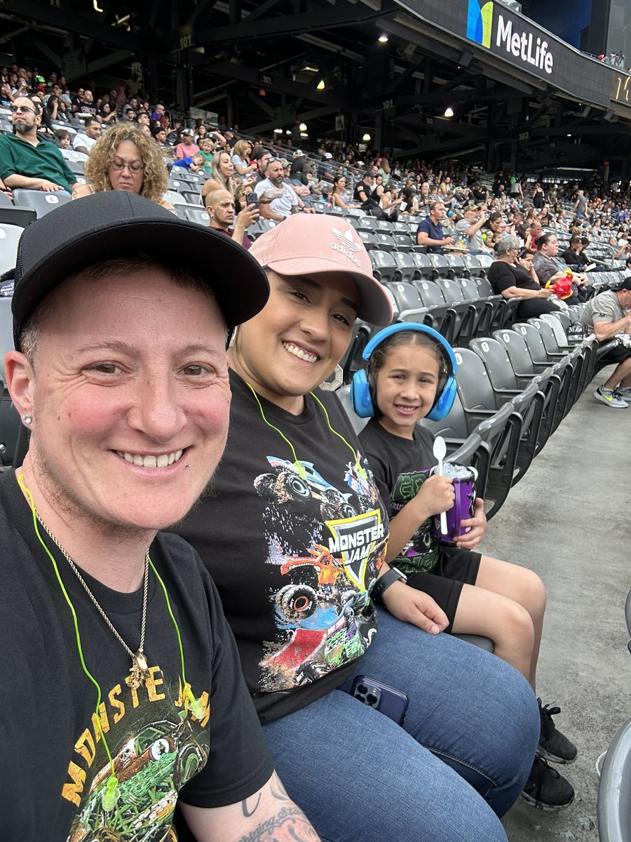 RaquelM1187's tweet photo. Having so much fun at #MonsterJam https://t.co/4i1ZgLiZQN