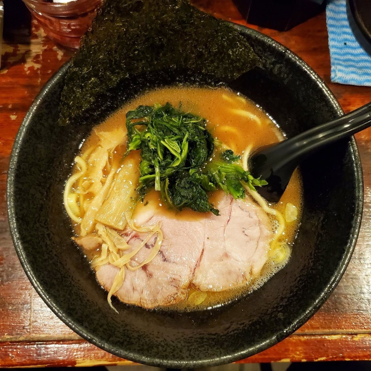 msyktktn's tweet photo. レビューを投稿しました『麺屋 大和田』目の前の見知らぬ���の襟元… https://t.co/1tda9DFMPk #ramendb #ramen #ラーメン https://t.co/nlAylKLqo7