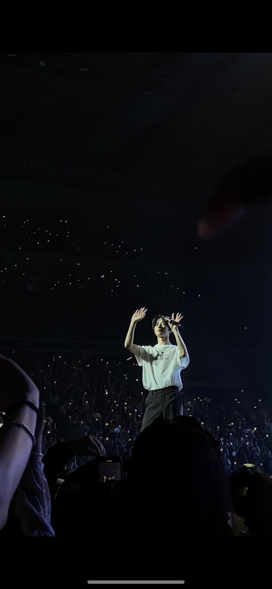 minryus's tweet photo. buttt life update: i saw txt (the lomls) :D https://t.co/DR8CuwqmEa