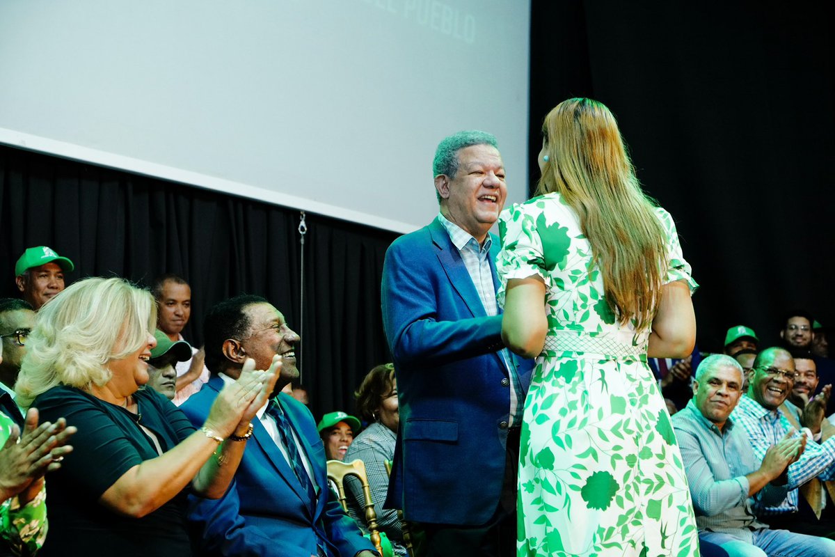 LeonelFernandez's tweet photo. Gran entusiasmo hoy en Barahona, donde miles se sumaron a la FuerzaDelPueblo para asumir nuestro compromiso de devolver la esperanza a todos los dominicanos y dominicanas.

¡Bienvenidos!

#RumboADosMillones 
#SeguimosCreciendo https://t.co/hyLtOkQ5gO