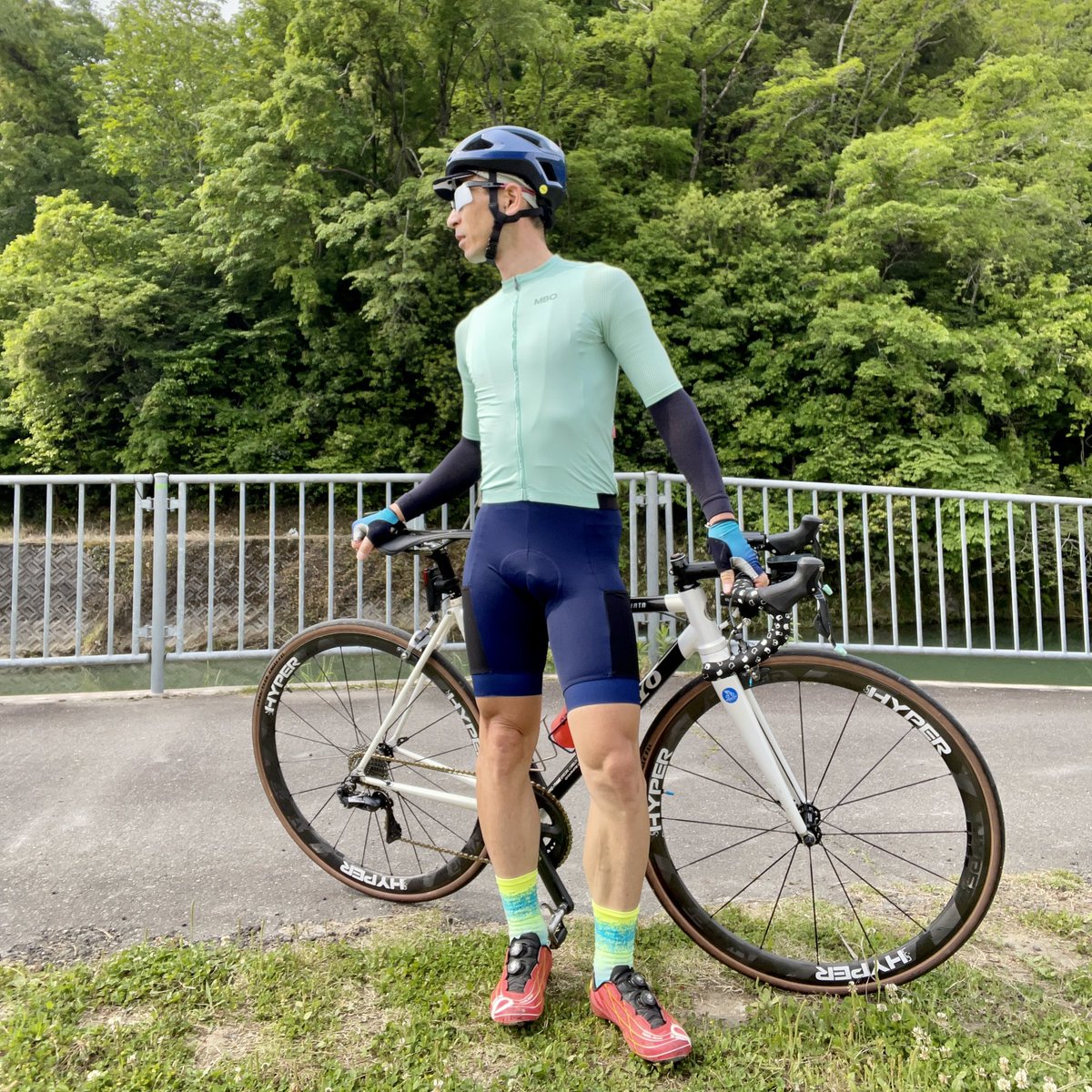 WORLDCYCLE_BLOG's tweet photo. MBOジャージ、セットインスリーブで腕長め、生地は薄くて柔らかくて軽〜い。丈は短めでハイウエストで脚長効果も。
#mbocycling #oakley #toyoframe #lunhyper #r250 #defeet https://t.co/nJZp1rmyXg