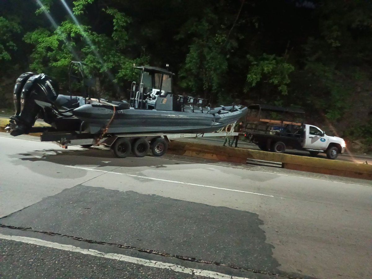invialca's tweet photo. #ATENCION Equipos de #OperacionesViales de #Invialca y cuerpos de seguridad despejan a esta hora tramo de la autopista Valencia - Puerto Cabello afectado por hecho vial protagonizado por vehículo que transportaba una lancha y tras perder el control... 1/2 https://t.co/p77b2grWBl
