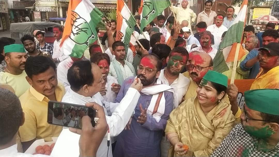 Premray1927's tweet photo. कर्नाटक की जनता ने नफरत के बाजार में मोहब्बत की दुकान खोल दी है,आने वाले समय में पूरे देश में नफरत हि���सा जाती धर्म के नाम पर बांटने की राजनीति समाप्त होगी,
कांग्रेस की 5 गारंटी योजना को लोगों ने हाथों-हाथ लिया और आदरणीय नेता राहुल गांधी जी की पदयात्रा को सराहा, https://t.co/L4ZmDydtx6