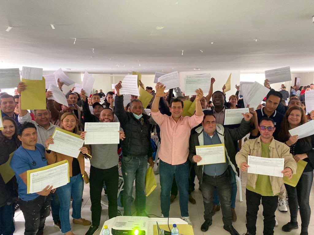 Rodrigo_Lara_'s tweet photo. Hoy se sumaron nuevos voluntarios a la recolección de firmas

Este grupo de amigos se puso una meta bien ambiciosa. Gracias a todos de corazón ♥️ 

Seguimos creciendo en la construcción de un movimiento genuinamente cívico que compita por la alcaldía de Bogotá https://t.co/mN31sE7S9F