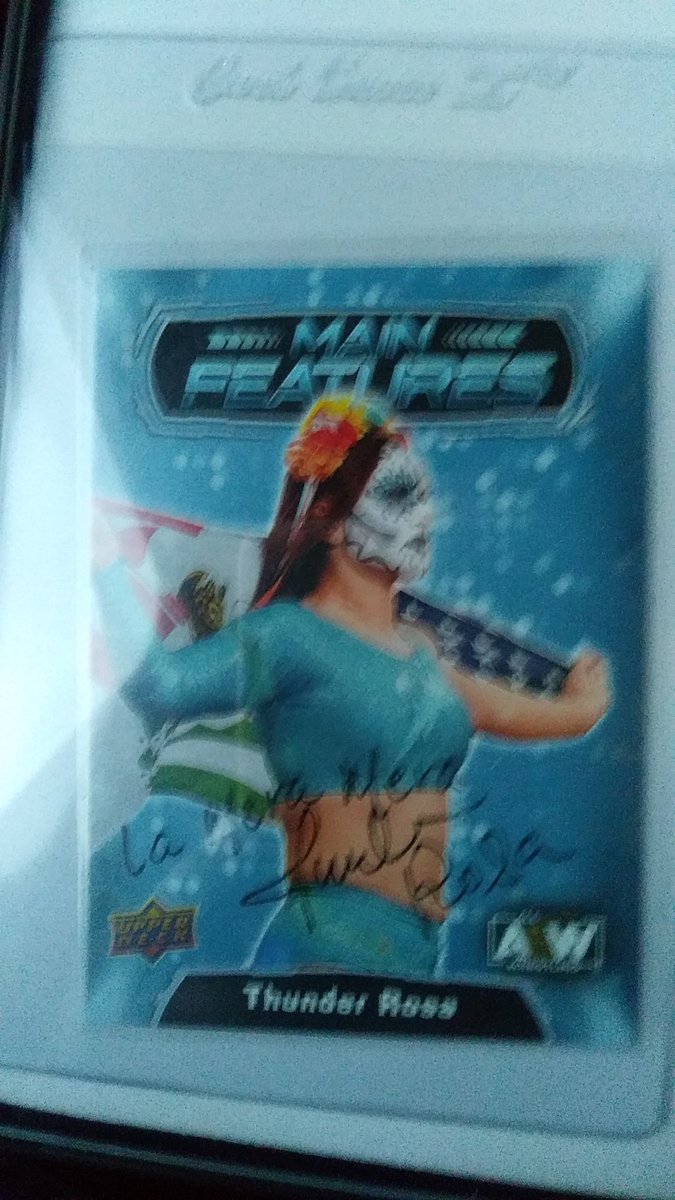 MatthewWil32453's tweet photo. @thunderrosa22. Thank you for coming out to sign cards and photos to your fans out of your busy schedule it means a lot thank u https://t.co/dMTCNc3U5x