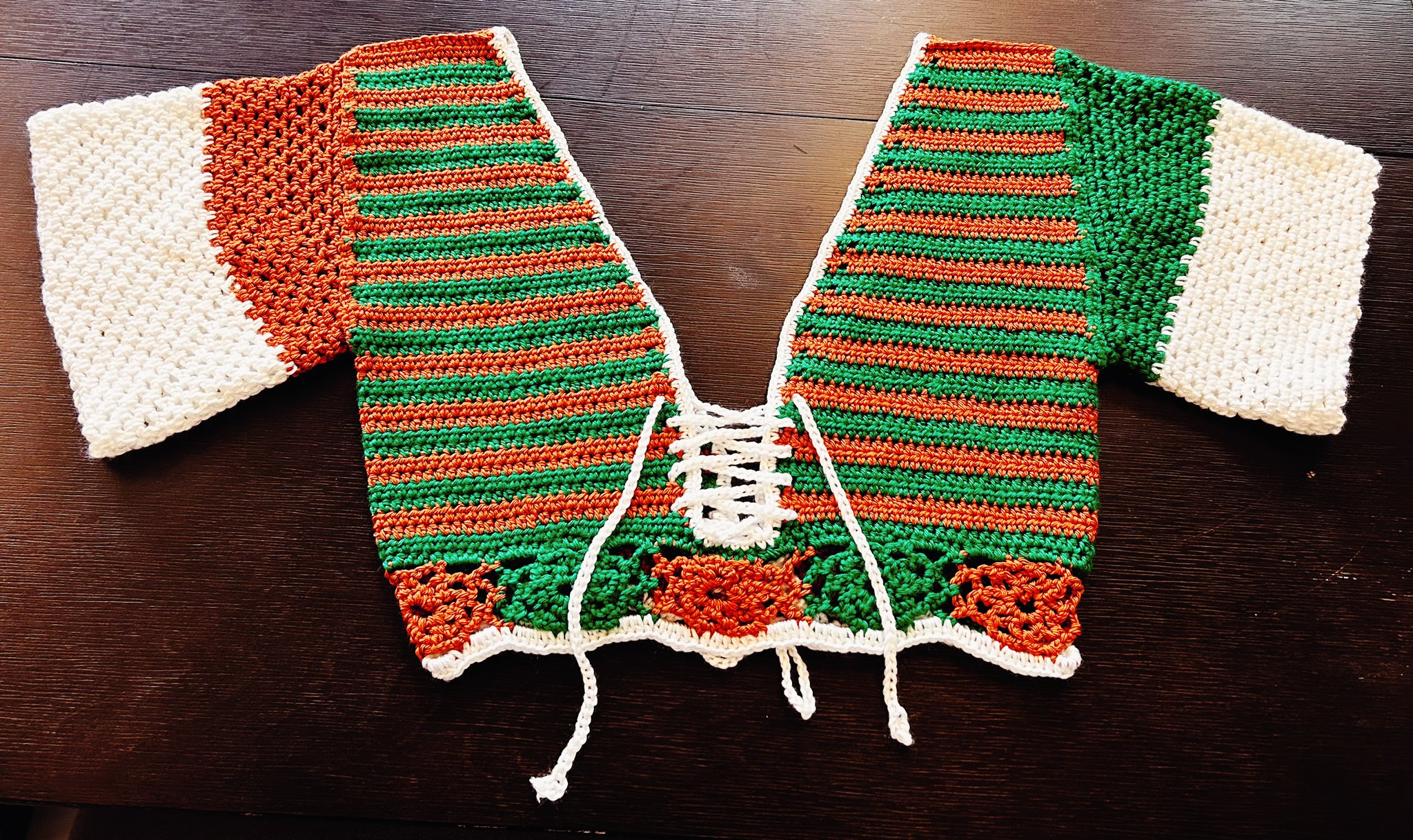 Size Medium #croptop in green, orange, and white. Super cute notify on the bottom, fun sleeves, corseted back and front. This one is finished and ready to be shipped out. You can purchase it for $80 today! Just DM me to claim! #fashion #rave #festival #crochet https://t.co/qHTIu2RLGw