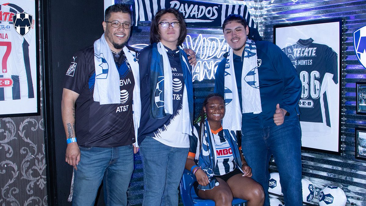 Rayados's tweet photo. Los #RayadosTexanos están disfrutando del gran ambiente en el #RayadosFest de Houston. 🇺🇸🤠
#TodoMonterrey alentando por el pase a Semifinales. 💙 https://t.co/azUn2M0MEW