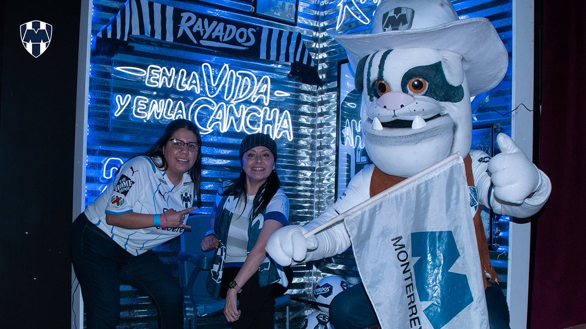 Rayados's tweet photo. Los #RayadosTexanos están disfrutando del gran ambiente en el #RayadosFest de Houston. 🇺🇸🤠
#TodoMonterrey alentando por el pase a Semifinales. 💙 https://t.co/azUn2M0MEW