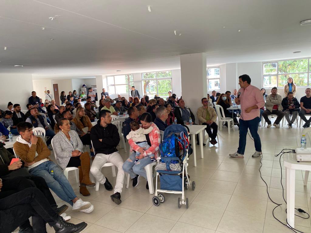 Rodrigo_Lara_'s tweet photo. Hoy se sumaron nuevos voluntarios a la recolección de firmas

Este grupo de amigos se puso una meta bien ambiciosa. Gracias a todos de corazón ♥️ 

Seguimos creciendo en la construcción de un movimiento genuinamente cívico que compita por la alcaldía de Bogotá https://t.co/mN31sE7S9F