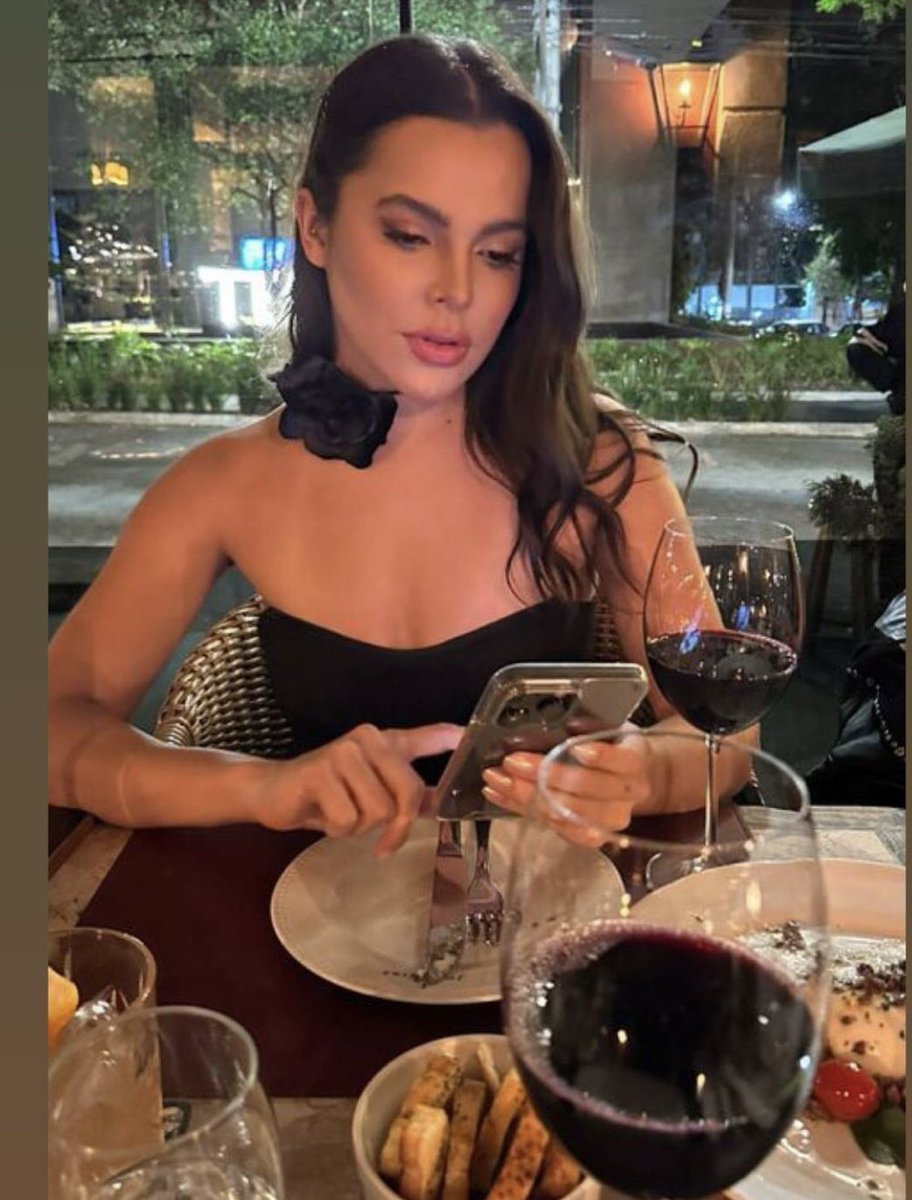 Mari_penelopes's tweet photo. Brilha sem medo minha menina, a luz que te ilumina vem lá de cima ⭐️
@emillyaraujoof #emilly #emillyaraújo #teamemilly #luz https://t.co/1lXaqN33Bm
