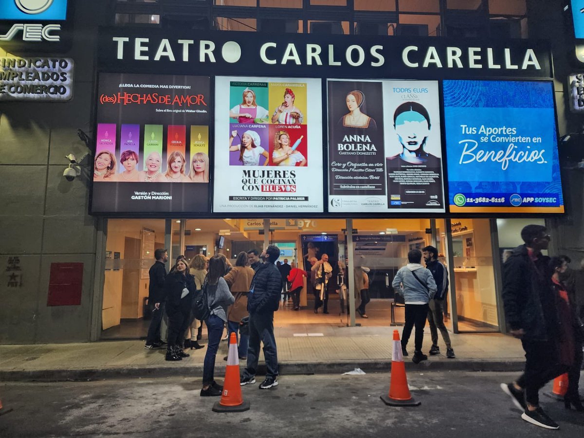Ahora: debut a sala llena en el recuperado teatro Carlos Carella.
“(Des) Hechas de amor”, dirigida por Gastón Marioni,  abrió la temporada 2023.